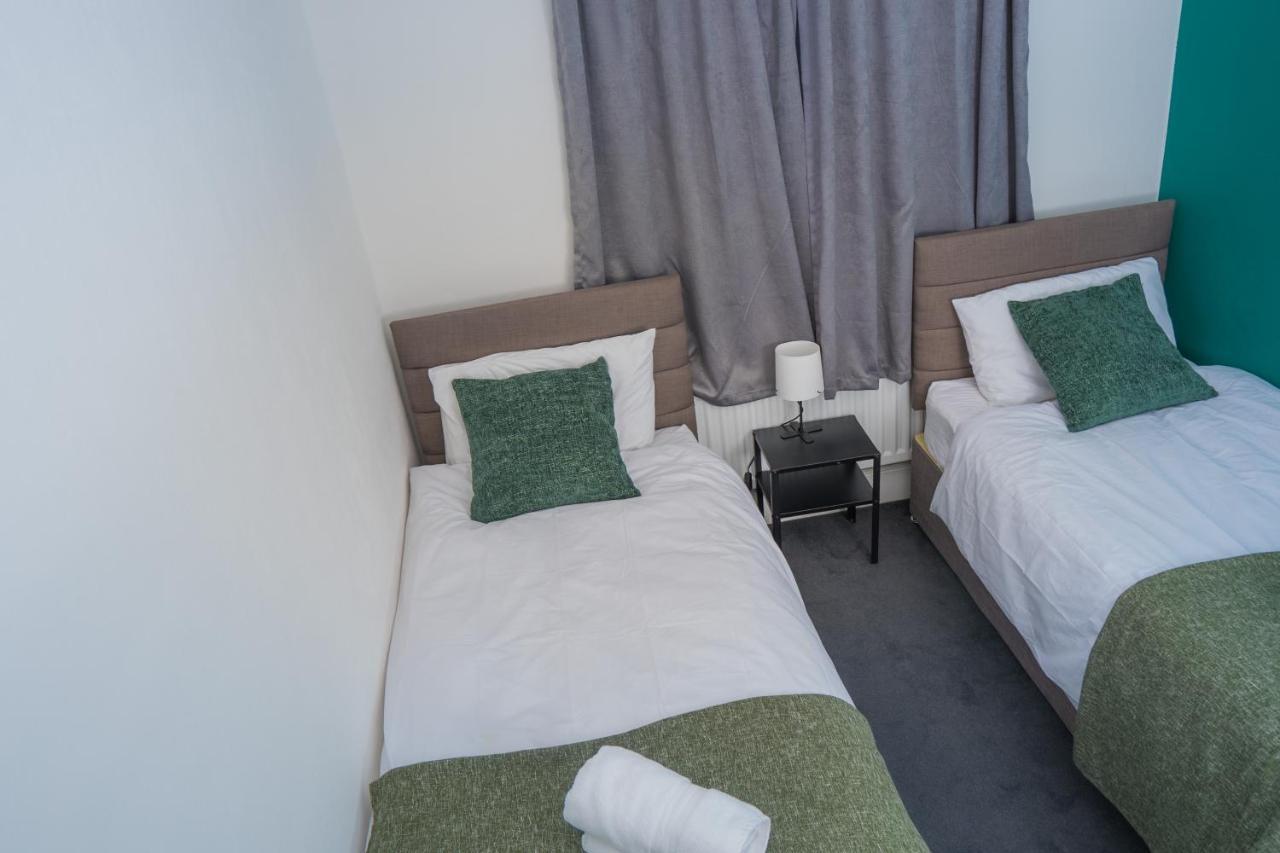 The Private Villa, Northampton Centre, 9 Beds, 5 Bedrooms, Sleeps 12 Ngoại thất bức ảnh