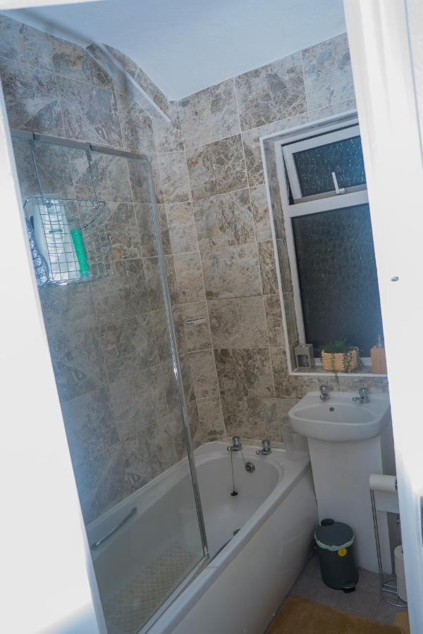 The Private Villa, Northampton Centre, 9 Beds, 5 Bedrooms, Sleeps 12 Ngoại thất bức ảnh