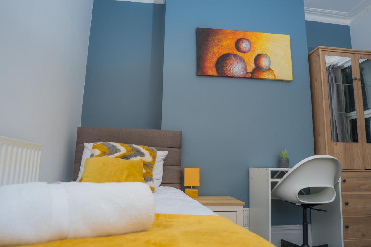 The Private Villa, Northampton Centre, 9 Beds, 5 Bedrooms, Sleeps 12 Ngoại thất bức ảnh